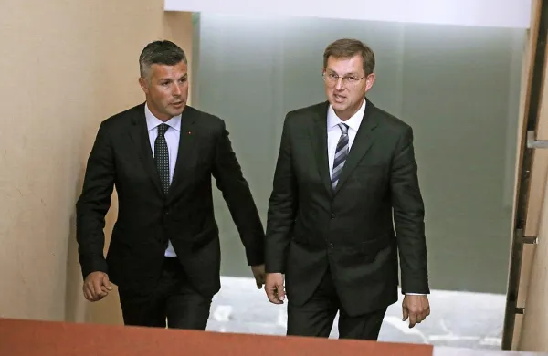 Novi predsednik odbora za zunanjo politiko Matjaž Nemec (levo) 
in premier v odhodu Miro Cerar.