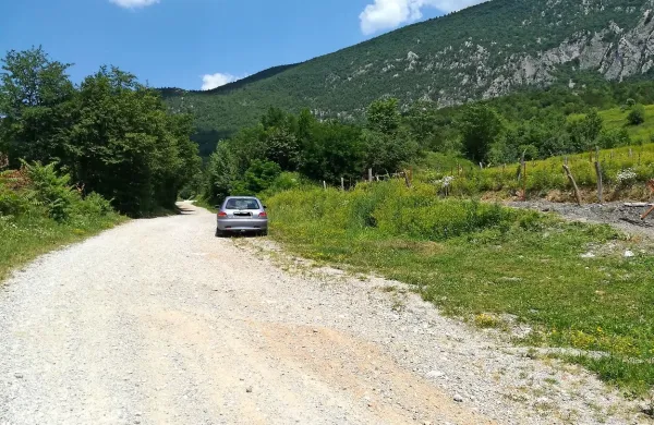 Občina Vipava si je za  makadamsko povezavo čez Brge prislužila že 
tri globe v skupnem znesku 3000 evrov. 