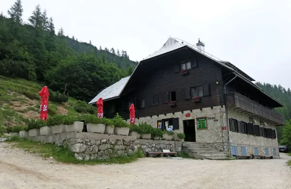 Tičarjev dom na Vršiču