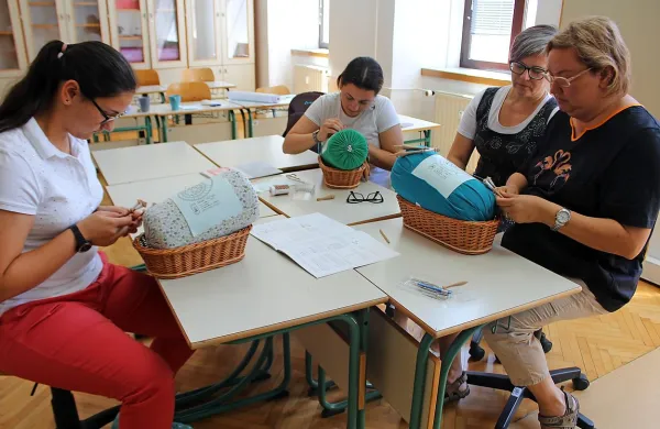 Egipčanke slovenskih in makedonskih korenin - Mira, Majda, učiteljica Metka in Salva (z leve) -  pri 
učenju klekljanja.