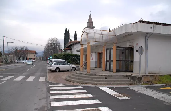 Stavba ob glavi cesti ni nikdar varovala Vrtojbencev pred bombami. Dolgo je bila trgovina, zdaj naj bi postala šola.  