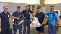 Denis Slavec (skrajno levo) iz koprske brigade je predal dihalne 
aparate (z leve): poveljniku koprske gasilske zveze Danijelu 
Udoviču, predsedniku Miranu Gregoriču, Klemnu Gorupu iz hrvatinskega in Alešu Deluku iz krkavškega gasilskega društva.