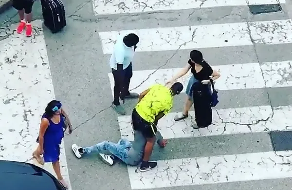Občani so moškega pridržali do prihoda policije.
