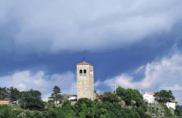 Danes bo oblačno in deževno, predvsem v zahodni in južni 
Sloveniji bodo nastajale tudi nevihte.