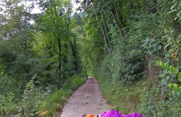 Pokojnega Američana so našli na poti proti Vodil vrhu, pokritega z 
jadralnim padalom. 