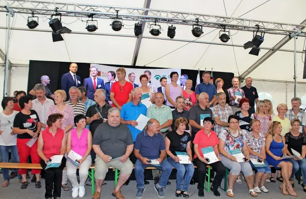    Sodelavci, ki Eti ostajajo zvesti 35 in 40 let, s slovenskim in 
nemškim vodstvom.

