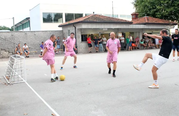 Na trojkah  v Šempasu  je med 16 ekipami zmagala Lime Colina.