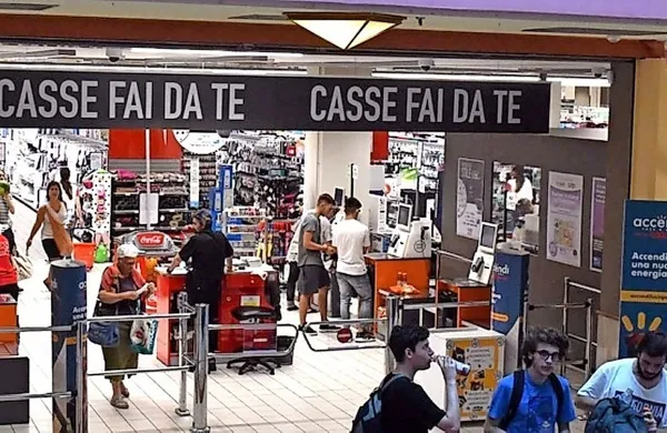 V marketu v nakupovalnem centru Torri d'Europa so odkrili mišjo 
družino.