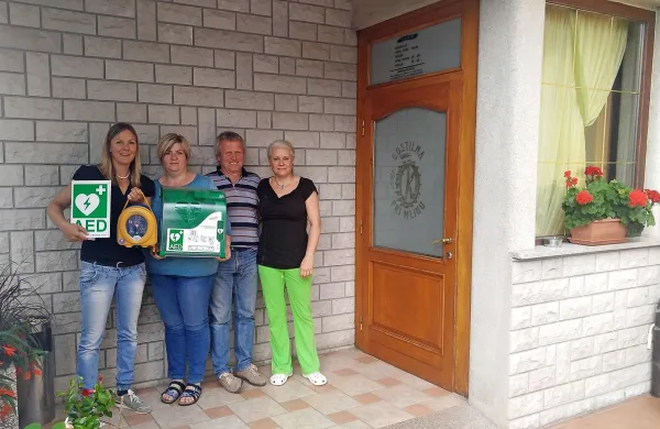 Gostilna in kavarna kupili defibrilatorja