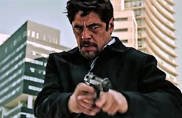 Oskarjevec Benicio Del Toro igra skrivnostnega odvetnika Alejandra.