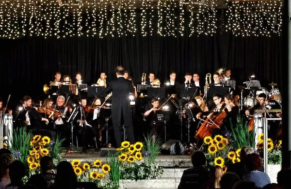  Simfonični orkester Cantabile je nastopil na imenitno urejenem 
prizorišču pred hotelom Cerkno.