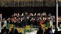  Simfonični orkester Cantabile je nastopil na imenitno urejenem 
prizorišču pred hotelom Cerkno.
