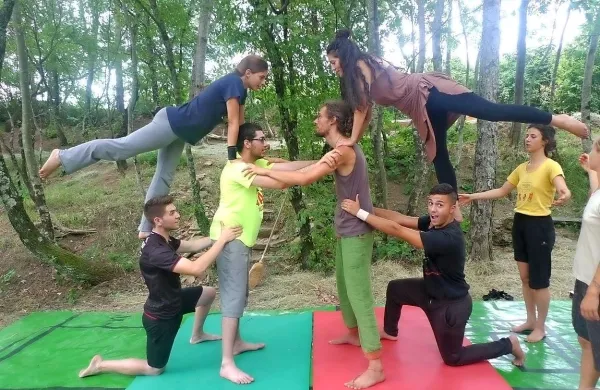 Med oblikovanjem človeške piramide se morajo udeleženci  poslušati in uskladiti, kar so mladi cirkusanti na Mačjem hribu 
preizkušali že lani.