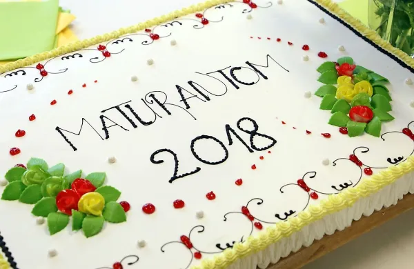 Po podelitvi  spričeval so se novogoriški maturanti, podobno pa je 
bilo tudi na drugih srednjih šolah, sladkali s torto.