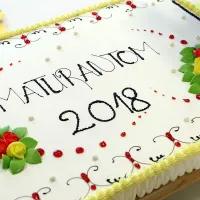 Po podelitvi maturitetnih spričeval so se bodoči študenti sladkali 
s torto.