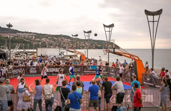 Tako atraktiven je bil pogled na košarkarske dvoboje v Kopru.
