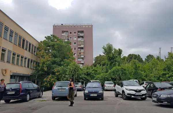 Stanovalci bloka na Muzejskem trgu 4 so do zdaj imeli na voljo 
parkirne dovolilnice, zato se jim zdi nesprejemljivo, da bodo 
morali v prihodnje v podzemni garaži parkirati pod enaki pogoji 
kot vsi drugi uporabniki.