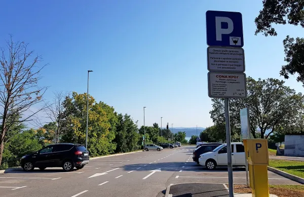 Prva ura parkiranja na parkirišču ob šoli je  brezplačna, za vsako 
naslednjo uro parkiranja pa je treba med tednom od 7. do 16. ure 
odšteti 50 centov. 