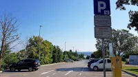 Prva ura parkiranja na parkirišču ob šoli je  brezplačna, za vsako 
naslednjo uro parkiranja pa je treba med tednom od 7. do 16. ure 
odšteti 50 centov. 