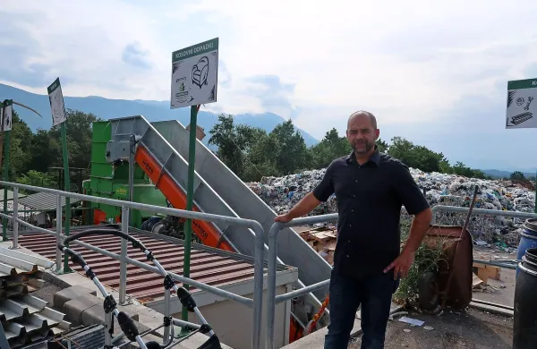 

“Zaenkrat so namenski prostori za mešano odpadno embalažo še 
dovolj veliki, del jih je tudi pokrit in tako zaščiten pred vetrom. 
Upam, da nam ne bo treba iskati dodatnih prostorov, če težave na 
državni ravni ne bodo rešili,” pravi  Dario Rolih.