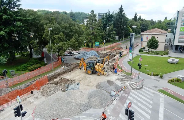 Gradnja vročevoda je zaprla eno glavnih križišč v mestu. 