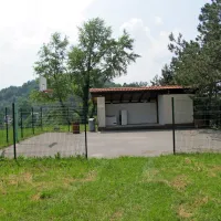 Polovično košarkarsko igrišče so uredili že pred leti, zdaj čakajo še 
na otroška igrala. 
