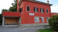 Ambulanta v Komnu je zelo obremenjena, zdravnica je priljubljena, a dodatne pomoči nova direktorica ni obljubila, saj 
zdravniki manjkajo tudi v ambulantah v drugih občinah. 