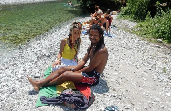 Oswaldo in njegova prijateljica sta navdušena nad Sotočjem in 
Overjamom, kamor sta prišla po pomoti. 