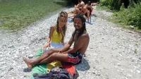 Oswaldo in njegova prijateljica sta navdušena nad Sotočjem in 
Overjamom, kamor sta prišla po pomoti. 