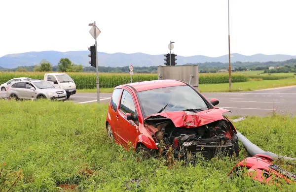 Z avtom trčil v drog in odkorakal