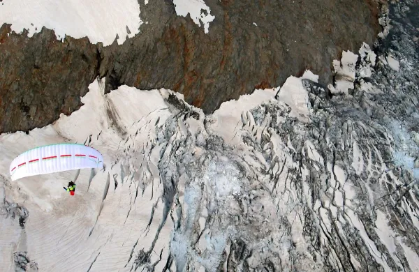 Mont Blanc je  močno preoblegan, poleg tega  se nanj poskušajo 
povzpeti tudi neustrezno opremljeni in neizkušeni avanturisti. 
Francija je zato omejila vzpon na goro.