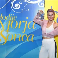 Lea Sirk s svojo glasbo osvaja nagrado za nagrado