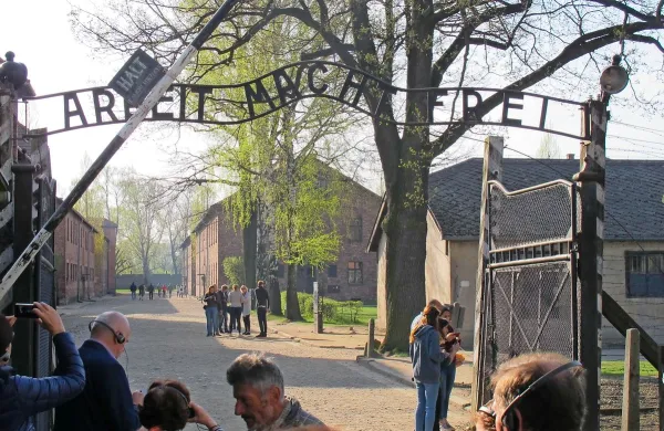 Madžarska turista sta si zaželela poseben spominek iz nekdanjega 
koncentracijskega taborišča v Auschwitzu.