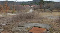 Ob makadamski cesti pod Igriško ulico sta zdaj robida in grmovje, 
slej ko prej pa bo tod zraslo približno 80 stanovanjskih hiš.