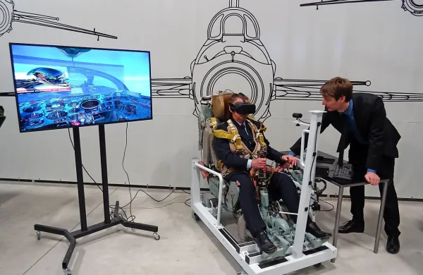 

Med najbolj obiskanimi novostmi v Parku vojaške zgodovine v 
Pivki je simulator letenja z letalom MiG-21, ki obiskovalcem 
omogoča doživetje izkušnje letenja z nadzvočno hitrostjo. 