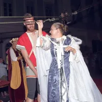 Princeska Urša Kveder v varnem objemu princa  Aleksa Lavriča Petriča