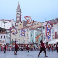 Za arhaično vzdušje v Piranu so poskrbeli tudi metalci zastav in bobnarji iz Palmanove in Conegliana.
