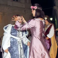 In princeska je pristala v naročju princa