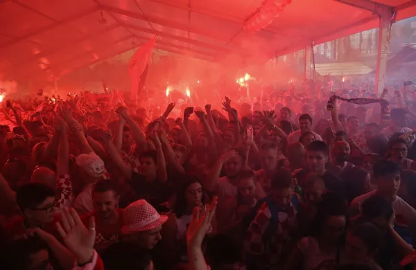 Tako je bilo včeraj ob izenačujočem zadetku Hrvaške (1:1) v finalu svetovnega prvenstva v Rusiji. Fotografija je z Reke, podobne prizore pa je ponujalo 
organizirano navijanje po vseh hrvaških krajih.