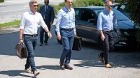 V imenu NSi so na sobotnih maratonskih pogajanjih sodelovali 
podpredsednik stranke Valentin Hajdinjak (levo), predsednik 
Matej Tonin in glavni tajnik Robert Ilc. 