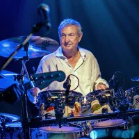 Nick Mason preigrava  zgodnje skladbe benda Pink Floyd.  