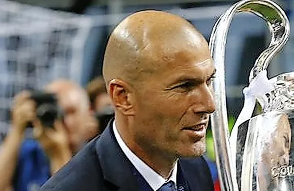 Španski mediji poročajo, da bo Ronaldu v madridski Juventus 
morda sledil še Zinedine Zidane, ki naj bi v Torinu prevzel vlogo 
športnega direktorja kluba.
