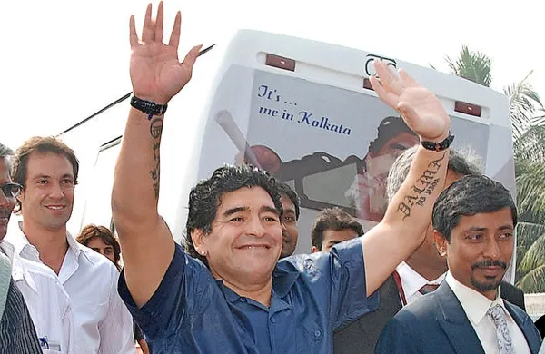 Nekdanji argentinski nogometni zvezdnik Diego Armando Maradona dva dni po svetovnem prvenstvu v Rusiji vnovič polni 
časopisne stolpce.