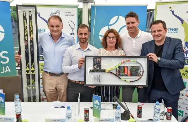 Predsednik Tenis Slovenije Marko Umberger, direktor turnirja 
AljaŽ Kos, direktor Tenis Slovenije Gregor Krušič, predsednica 
Zveze prijateljev mladine Ljubljana-Polje Anita Ogulin in ambasador dobrodelne akcije Gibaj, mladina! Rado Mulej.

