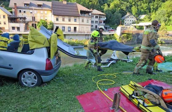  

  PGD Idrija in PGD Dobračeva na vaji reševanja v prometni 
nesreči.

