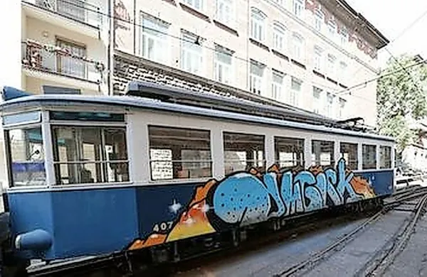 Neznanci so najverjetneje v nočnih urah z grafiti pomazali dva 
openska tramvaja.