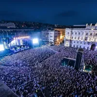 10.000 ljudi naj bi bilo v torek na trgu, kar je nekoliko manj kot 
pred dvema letoma. 