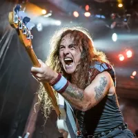 Basist Steve Harris v značilni  strelski  pozi. 