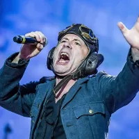 Pevec Bruce Dickinson je koncert začel kot pilot - kar tudi res je. 