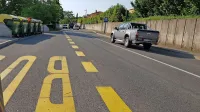 Pred odcepom za Gregoriče je z obeh strani avtobusno postajališče, kjer vsak dan izstopajo tudi šolarji, a prehoda  za pešce 
tudi v prihodnje ne bodo dočakali. 